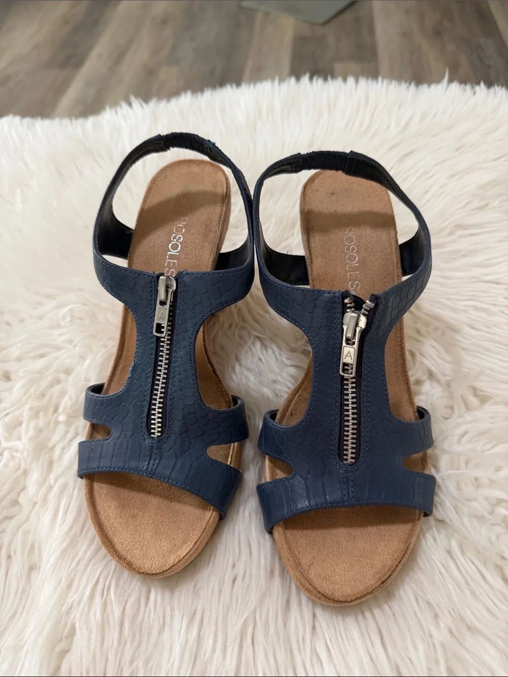 AEROSOLES Navy Front-Zip T-Strap Sandals Size 7.5
